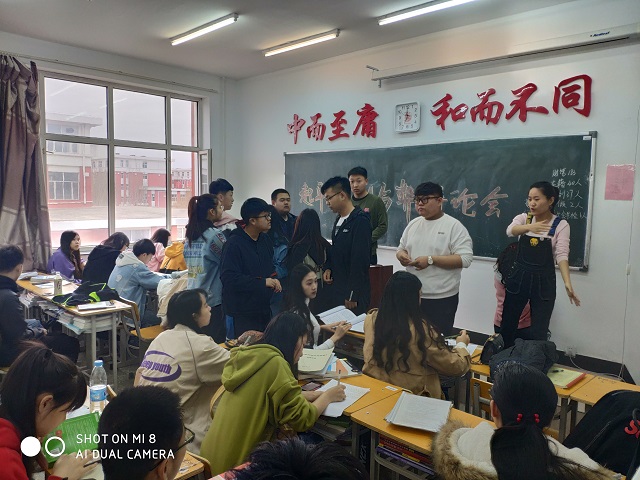 1554358221396580.jpg 石卉琳老师组织学生讨论.jpg