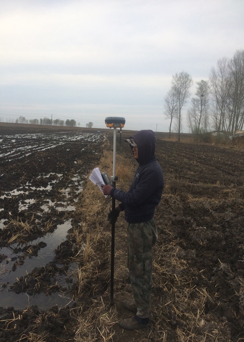实习中参加土地测量工作