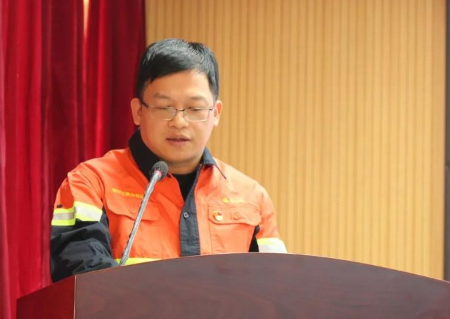 1554080575916103.jpg 监事会主席刘来迪在公司年度总结会议上做报告.jpg